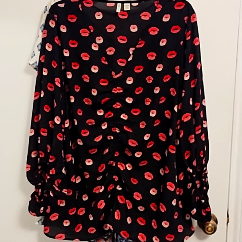 Vibrant lips blouse